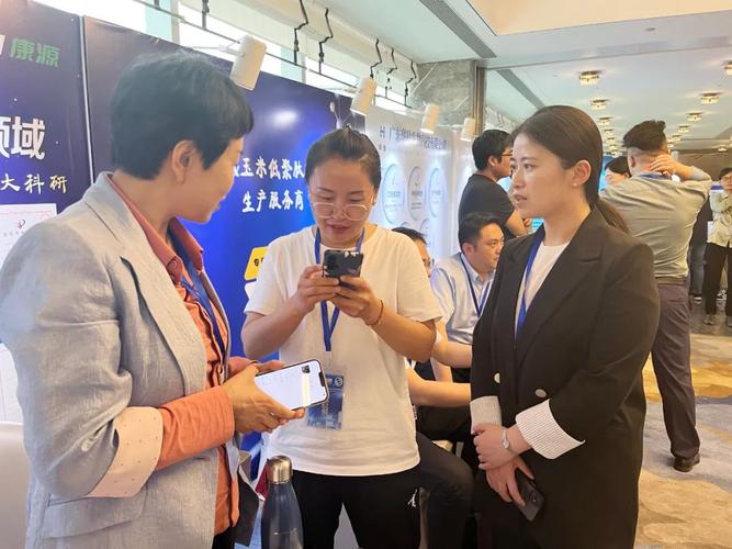 康源展位冯教授和工作人员与客户亲切交流康源科技携众多尖端产品惊艳